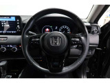 運転中もハンドルでの操作が可能です。特に高速道路等の目が離せない運転時には、便利さだけでなく、安全性も兼ね備えております。