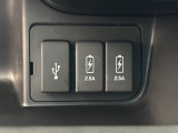 フロントに接続用と充電用USBジャックを装備しています。