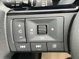 ステアリングスイッチでオーディオ操作ができるほか、メーターディスプレイ表示の切り替えも可能です。