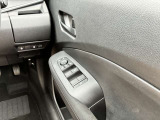 運転席側のドア部。こちらのスイッチでドアミラーの角度調整やパワーウィンドーの操作が可能になります。