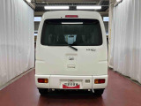 跳ね上げ式バックドアなので、雨天時の荷物の出し入れの際も濡れにくいです。