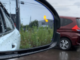 【ブラインドスポットインフォメーション】後側方の死角にいる車両を検知し、ドアミラー表示で車線変更をサポートします。