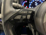 ステアリングスイッチ付きで、運転中に視線を前に向けたまま操作できます。