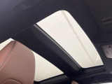 【パノラマルーフ】大型のガラスルーフ搭載で車内の解放感が一気にアップ!開放的なドライブをお楽しみいただけます。