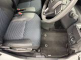 運転席シート足元です。