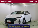 先進的なフロントマスクの【プリウスPHV】。コンセントから充電して走ることも、ガソリンで走ることもできます。ディーラーはもちろん高速SAや大型ショッピングセンターにも充電設備があるので安心です。