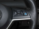 【ステアリングスイッチ】運転中に視線を前に向けたまま画面の操作できます。