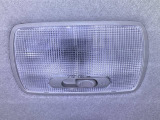 【フロントルームランプ】夜に車内で探し物をするときや、降りる前の荷物チェックに欠かせない光。パッと点灯して手元をしっかり照らしてくれます。