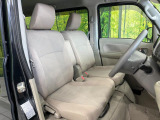 運転席まわりには十分なスペースがあり、大柄な方でもゆったり運転していただける環境です。