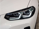 BMWの伝統の丸目4灯ヘッドライトでございます。LEDライトで視認性もよく明るく安全性の向上につながります。