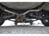 車両後方からの下回りです。マフラー防錆塗装や下回り防錆施工等も可能でございます。