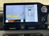 パノラミックビューモニターを装備。駐車場や交差点でクルマを真上から見るように周囲を確認できます。機能の詳細は販売店スタッフまでおたずねください。