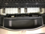 トランクボード下にはパンク修理キットが収まっています。収納BOX付です。