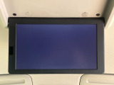 【フリップダウンモニター】大画面モニターで後席でもエンタメをお楽しみいただけます。小さなお子様にも大人気の装備です♪