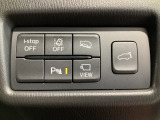 運転席脇のクラスタースイッチ部分にはカメラ切り替えスイッチ、パーキングセンサーその他走行系スイッチを集中配置しております。