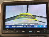 リバースギアに入れるだけで後方の表示へ切り替わります。夜間や雨の日の駐車も楽になりますよ。