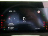 メーター内のカラーディスプレイにはEV情報や、運転をサポートするさまざまな情報を表示!瞬間燃費などが表示できます。航続可能距離も確認できます。