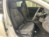 乗降がしやすい運転席。高さが調節できて小柄な方でも運転しやすいポジションをとることができます。