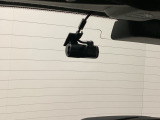 後方にもドライブレコーダーのカメラが付いています。前後両方でお車の周りを監視・記録いたします。