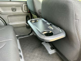 運転席シート背面にパーソナルテーブルを装備。