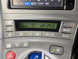 【オートエアコン】一度お好みの温度に設定すれば、車内の温度を検知し風量や温度を自動で調整。暑い&hellip;寒い&hellip;と何度もスイッチ操作をする必要はありません。快適な車内空間には必須の機能ですね♪