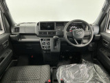 【インパネ】運転のしやすさを最優先に設計された見晴らしの良いフロントビュー。車両間隔が掴みやすく狭い道でも安心♪「安全」と「品質」を最優先に、安心してお乗りいただけるクルマを提供いたします。