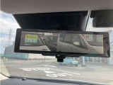 インテリジェントルームミラー☆後席に乗っている人や、大きな荷物を載せていると見にくくなりがちな後方視界。。こちらは車両後方のカメラ映像をミラーに映すので、天候にも影響されないクリアな後方視界を実現☆