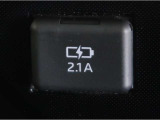 充電用USB端子付き。スマートフォン等の充電に便利です。