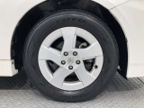 【純正アルミホイール】です!車両デザインに合わせてホイールをデザインしているため、見た目にもカッコイイアルミホイール♪洗車もラクチンで錆びません。