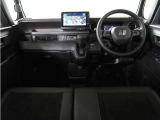 ◆視界広々で非常に運転しやすくロングドライブでも疲れを感じさせないすっきりとまとまったインパネ周りです。