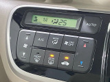 【オートエアコン】一度お好みの温度に設定すれば、車内の温度を検知し風量や温度を自動で調整。暑い&hellip;寒い&hellip;と何度もスイッチ操作をする必要はありません。快適な車内空間には必須の機能ですね♪