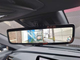 デジタルインナーミラー付き。後方視野角が広く、後席に同乗者がいても後方を確認しやすく安心です。