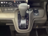 CVT車のセレクトレバーです。低速から高速まで、変速ショックのないスムーズな走りと、エンジン効率のよい領域を維持して燃費にも貢献します。サイドブレーキはスイッチ操作の電子制御パーキングブレーキです。