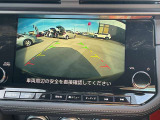 車両後方をモニターに映すバックビューカメラを装備しています。車幅、距離、予想進路線表示機能付きです。