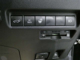 寒い時期に大活躍のハンドルヒーター付きのお車になります。スイッチ一つですぐに温まるので寒い時期は必須アイテムですよ★ボタン一つで開閉するパワーバックドアも装備されています!!