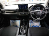 運転にかかわる様々な操作を安全に行えるように視点移動が少なく、操作性に配慮されたスイッチ類が凝縮されたコクピットです。