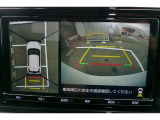 パノラミックビューモニター付きです。車両を上から見たような映像をディスプレイオーディオ画面に表示。運転席からの目視だけでは見にくい、車両周辺の状況をリアルタイムでしっかり確認できます。