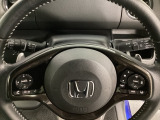 ステアリングの裏側、左右にパドルシフトがついています。右が+、左が-の操作でシフトチェンジを行い、エンジンブレーキなどのマニュアル操作ができます。
