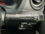 【オートライト】車のセンサーが周囲の明るさを感知し、自動でヘッドライトを点灯・消灯する機能です。この機能は夕暮れ時の交通事故が多い時間帯の安全性を高めてくれます。