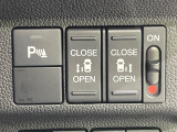 【両側パワースライドドア】スマートキーや運転席のスイッチで後席両側スライドドアの開閉が可能♪電動だから力を入れてドアを開ける必要が無く、小さなお子様でも簡単に開け閉めでき快適です♪
