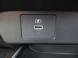 運転席にはType CのUSB電源ソケットが装着されております。移動中にスマホやタブレットの充電に便利です☆