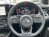 【プロパイロット】高速道路走行時にアクセル・ブレーキ・ステアリングを車両が制御する事で、渋滞時のイライラやロングドライブのストレス軽減に繋がります。運転支援システムとしてご利用頂けます。