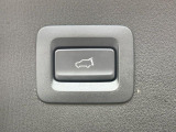 【パワーバックドア】スマートキーや運転席のボタンを押すだけでリアゲートが自動で開閉します!荷物を持っている時や、高い位置にあるバックドアを閉める際に便利な機能です♪