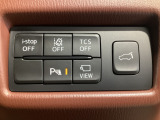 運転席脇のクラスタースイッチ部分にはカメラ切り替えスイッチ、パーキングセンサーその他走行系スイッチを集中配置しております。