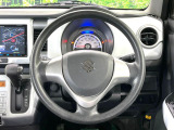 インテリアに合わせたデザインのステアリングは、運転される方のことも考え、運転しやすい形状、大きさです。是非一度、実際に触ってお確かめください。