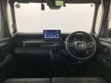 【前方視界】開放的な前方視界!運転がしやすく疲れにくいです♪窓が大きく、見通しがとっても良いおクルマですよ♪