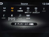 USBタイプA・タイプC・HDMI接続が可能です。Apple CarPlayやAndroid Auto連携機能もあります。携帯電話のワイヤレス充電にも対応。