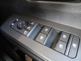 パワーウインドウスイッチ★電動格納機能付きで運転席からドアミラーの角度が調整可能です。電動格納機能付きです♪