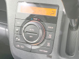 【オートエアコン】一度お好みの温度に設定すれば、車内の温度を検知し風量や温度を自動で調整。暑い&hellip;寒い&hellip;と何度もスイッチ操作をする必要はありません。快適な車内空間には必須の機能ですね♪
