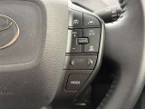 前方の車との車間を設定し、スピードを上げたり緩めたりを自動で行ってくれる追尾式の「レーダークルーズ」。上級装備の一つです!高級車にしかつかない嬉しい機能です。
